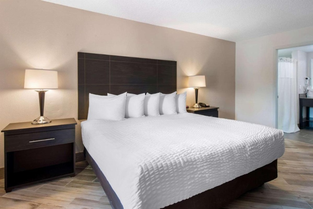 Clarion Inn & Suites Kissimmee-Lake Buena Vista South