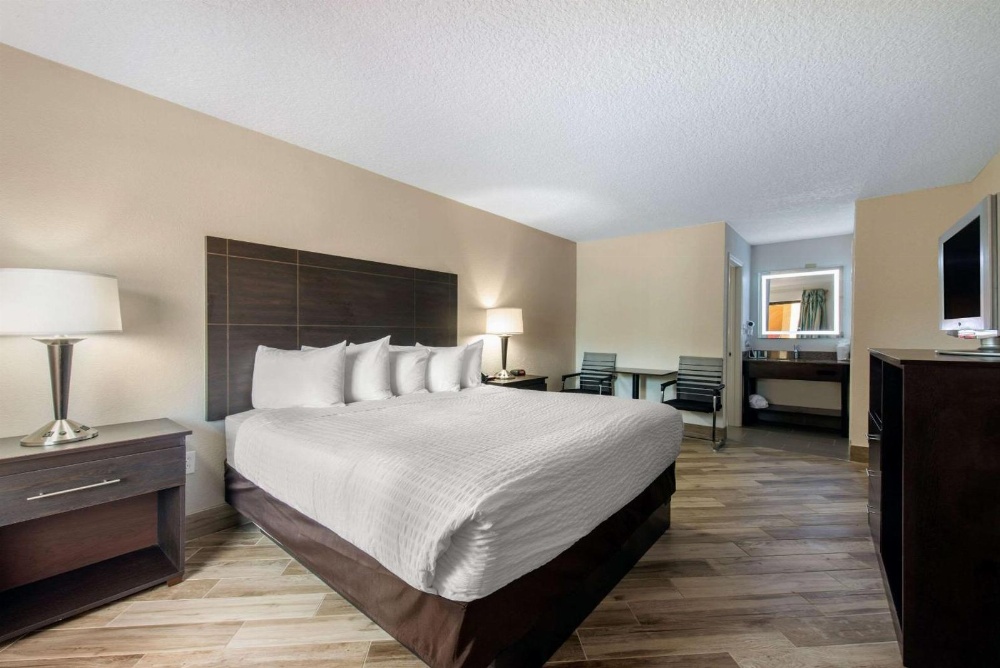 Clarion Inn & Suites Kissimmee-Lake Buena Vista South Main image